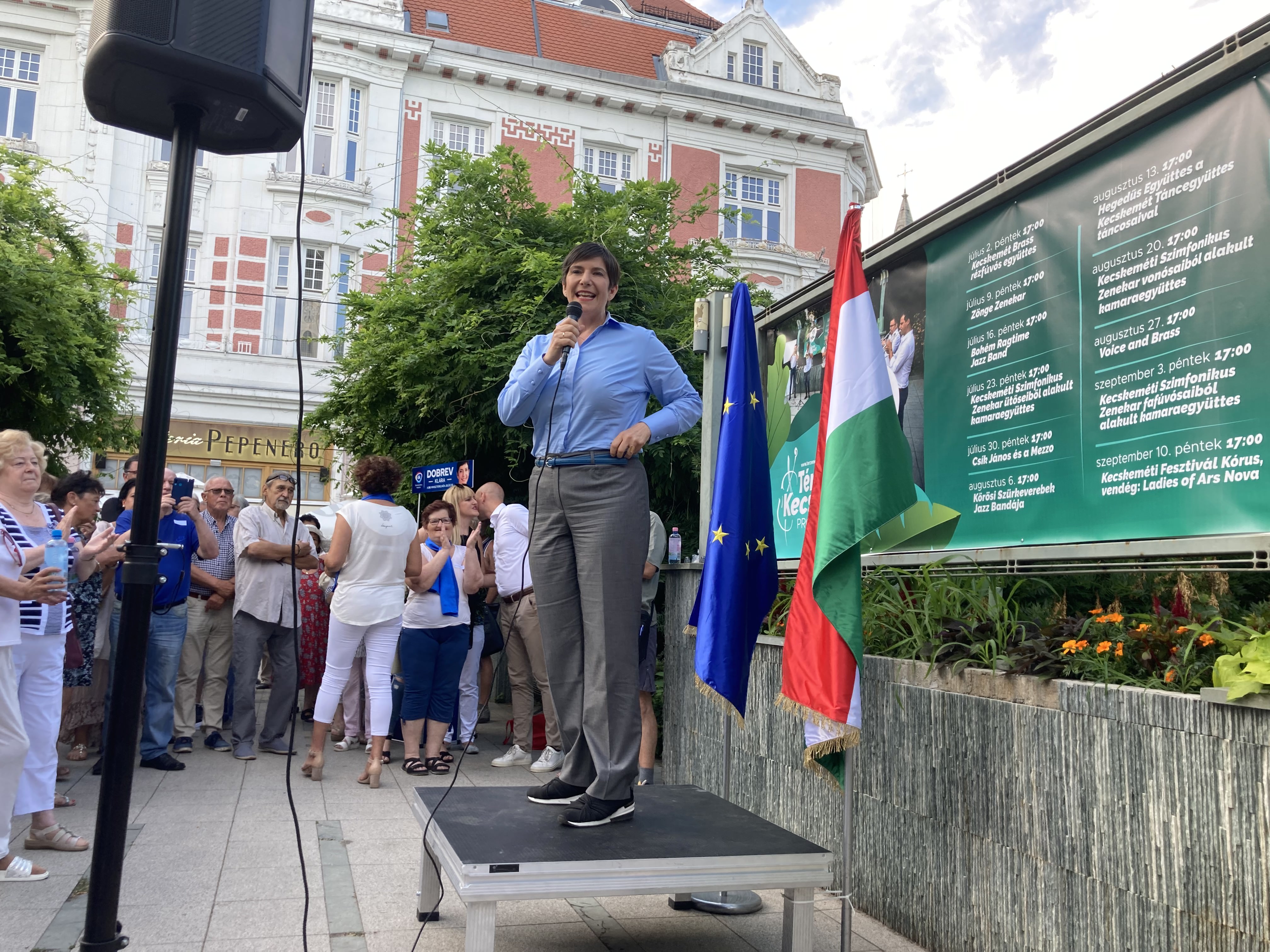 Dobrev Klára, a DK miniszterelnök-jelöltje és EP-képviselője kecskeméti utcafórumán július 1-jén.