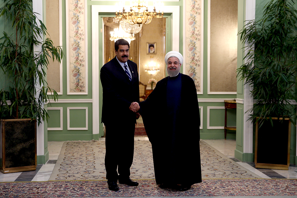 Nicolas Maduro (balra) Hasszán Roháni iráni elnökkel 2015-ben Teheránban.