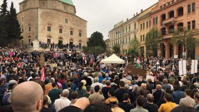 Tele lett a pécsi Széchenyi tér kormányellenes tüntetőkkel