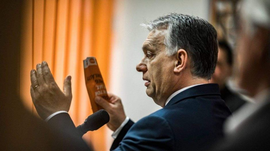 Orbán Viktor nem vitázik Frans Timmermansszal, és azt is elárulta az Azonnalinak, hogy miért