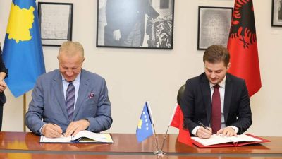Koordinálja külpolitikáját Albánia és Koszovó
