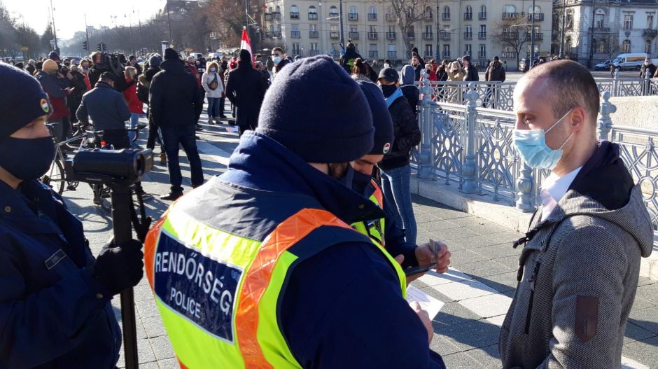 Kétmillió forintra büntették a vendéglátósok mellett kiálló tüntetések szervezőit