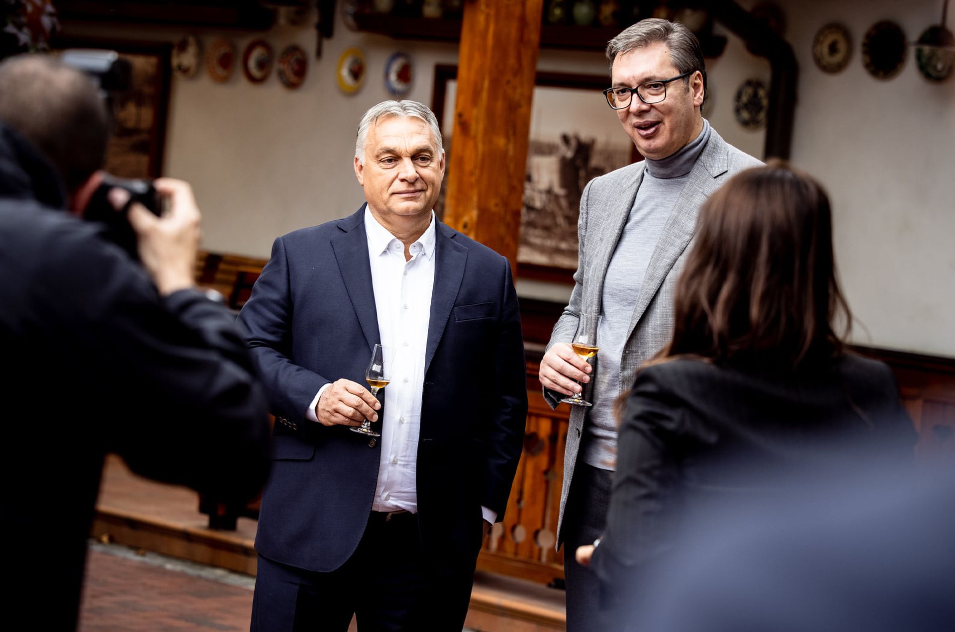 Orbán Viktor magyar miniszterelnök és Aleksandar Vučić szerb elnök az atomenergia mellett az alkoholt sem vetik meg, ha találkoznak.