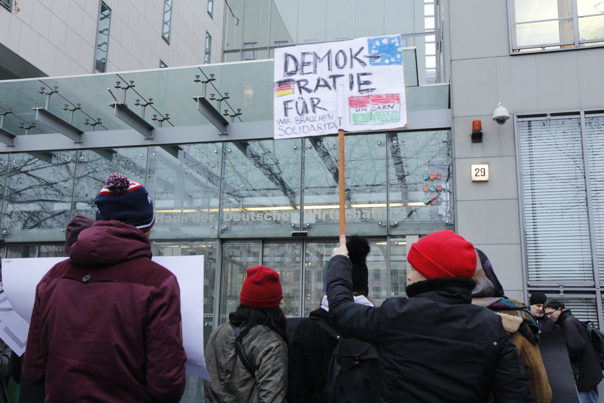 2018 decemberében tüntetnek Berlinben külhoni magyarok a túlóratörvény módosítása miatt a Német Ipari és Kereskedelmi Kamarák Szövetségének (DIHK) az épülete előtt.