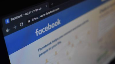 Menekültek, terroristák, Covid: törölte a Facebook Trump félrevezető hirdetését