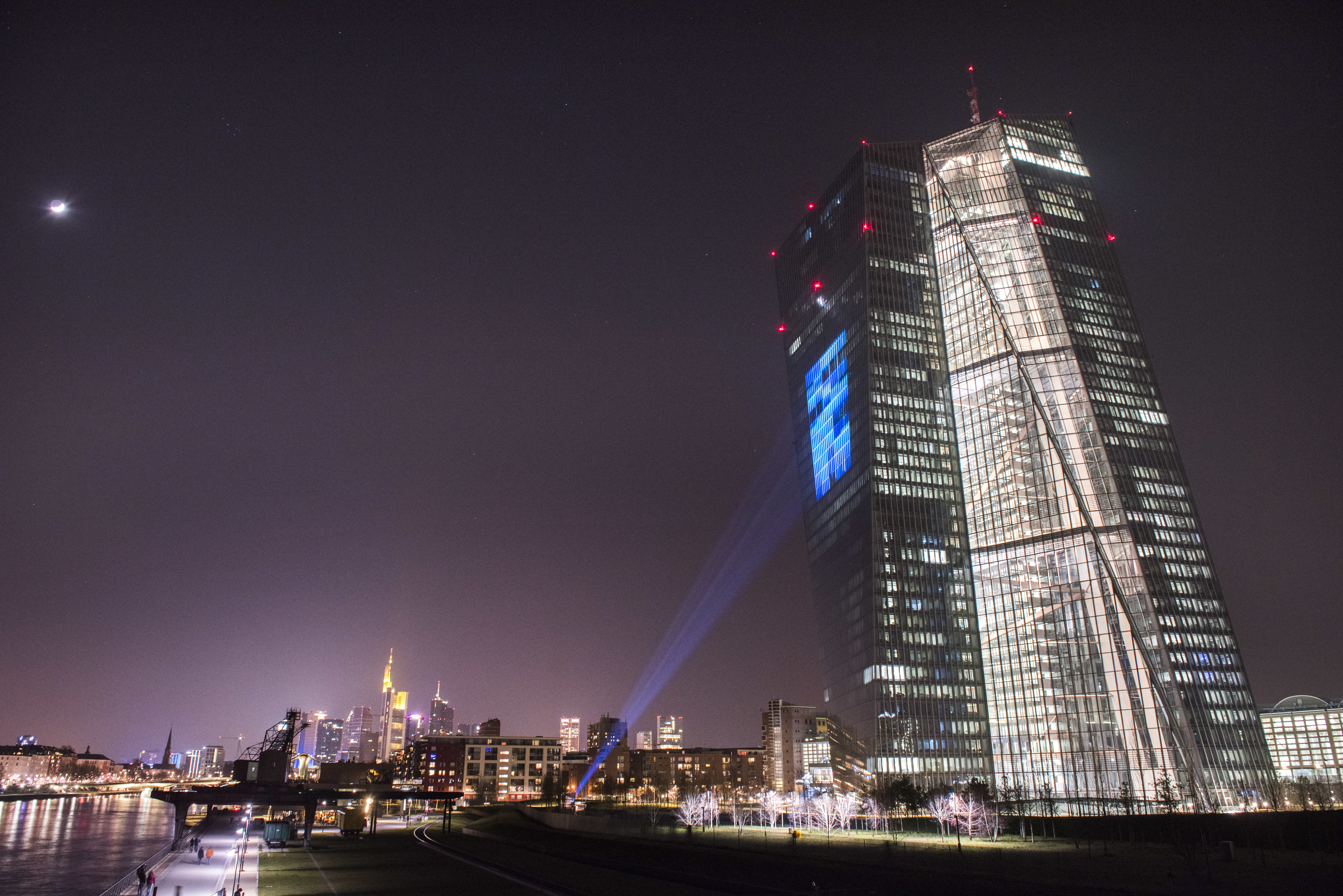 Az Európai Központi Bank új épülete, a háttérben a frankfurt skyline.