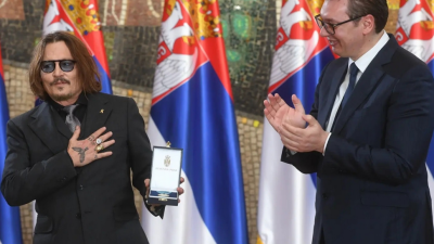 A szerbek sem fukarkodnak az állami kitüntetésekkel, most Johnny Depp kapott egyet