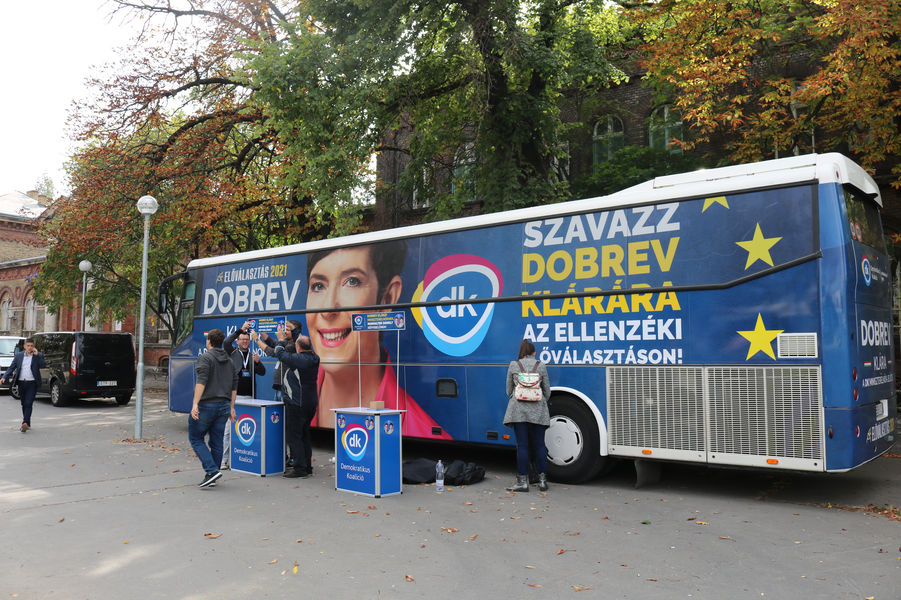 Kicsivel Jámborék eseménye után már a közeli Nagyvárad téren is nagy volt a készülődés: ide Dobrev Klárát várták a DK-sok, kampánybusza már jóval az esemény előtt leparkolt.
