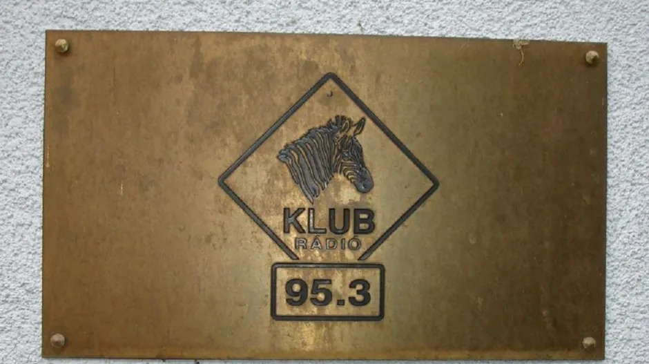 A Klubrádió régi emblémája a régi frekvenciával.