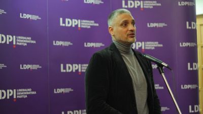 A szerb ellenzéki, aki miután leszerepelt a pártja, Vučićéknál bulizta végig a választási éjszakát