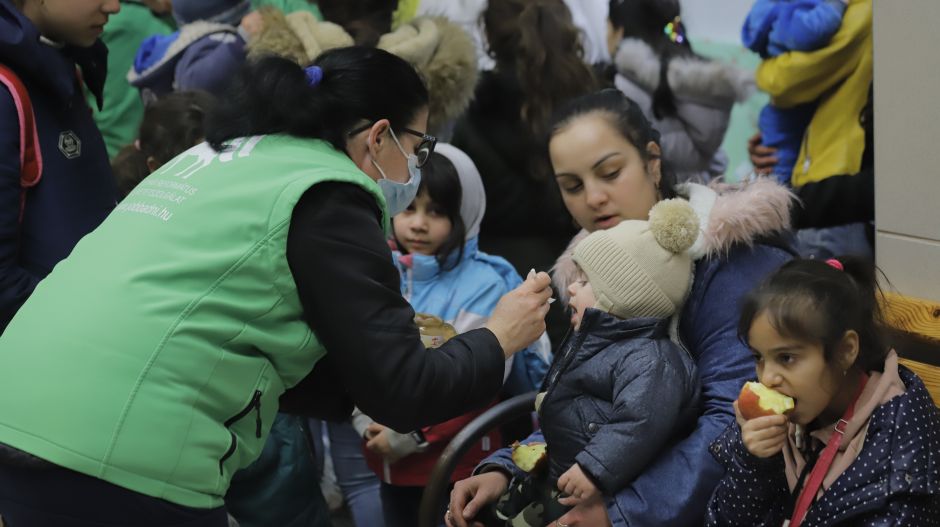 Egy cseh lap arról ír, hogy Záhonynál magukra hagyják az ukrán menekülteket