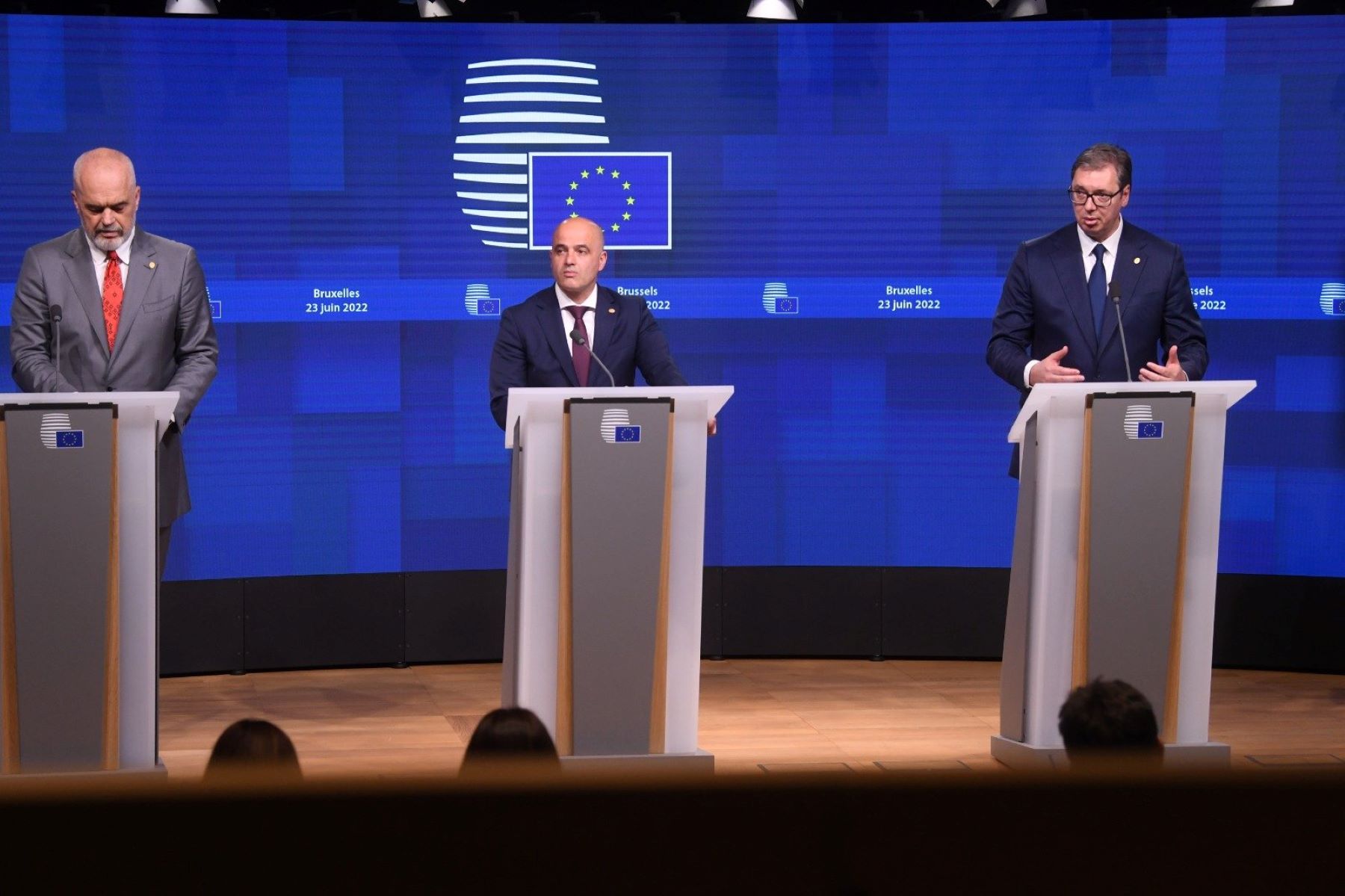 Edi Rama, Albánia miniszterelnöke, Dimitar Kovačevski,Észak-Macedónia miniszterelnöke és Aleksandar Vučić szerb elnök sajtótájékoztatót tart a Nyugat-Balkánról szóló EU-csúcs után
