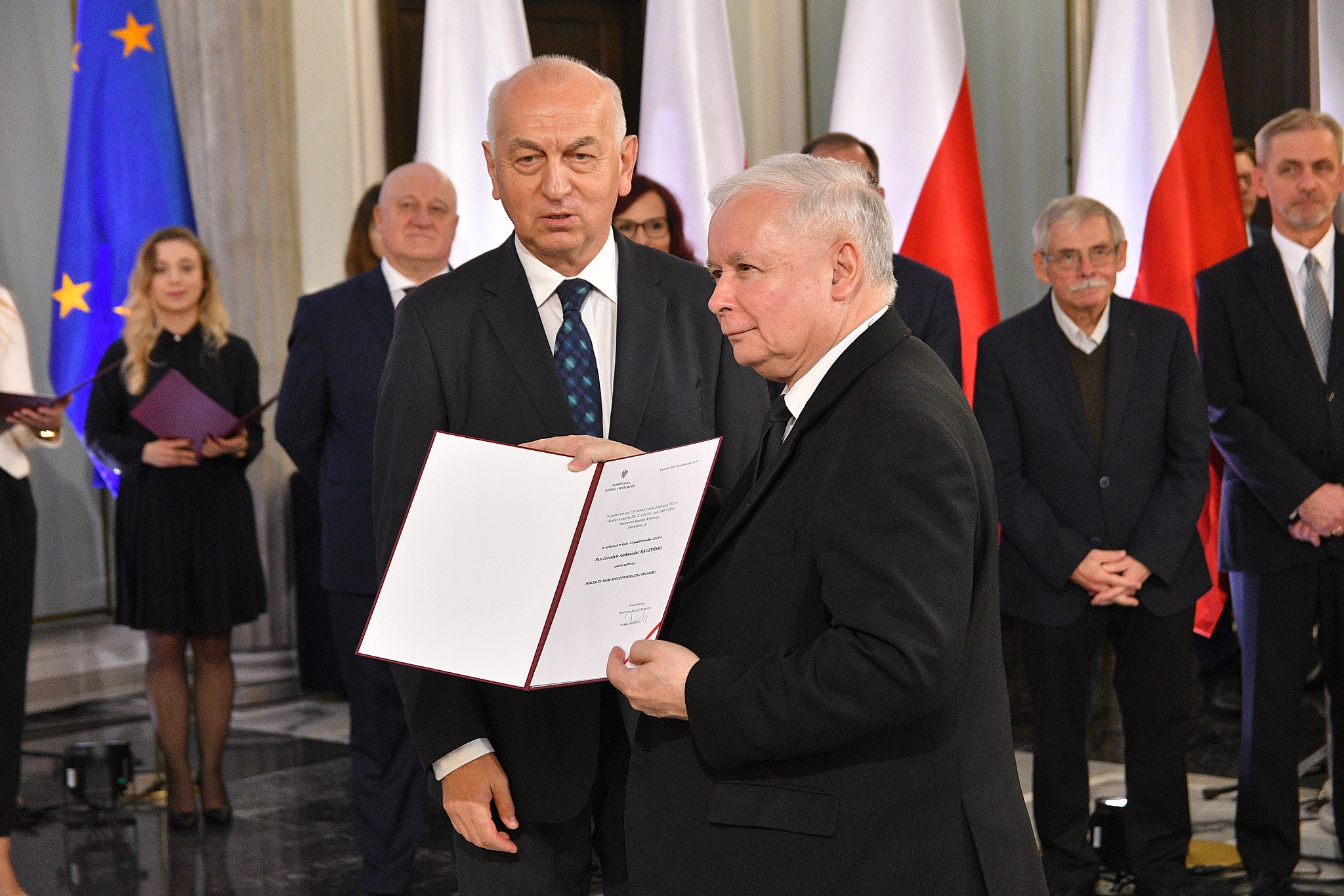 Jarosław Kaczyński, a lengyel kormányzó PiS elnöke megbízóleveleket ad át a kormány tagjainak a Szejmben 2019-ben.