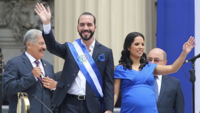 A jövő, vagy a diktatúra felé viszi közönségkedvenc új elnöke El Salvadort?