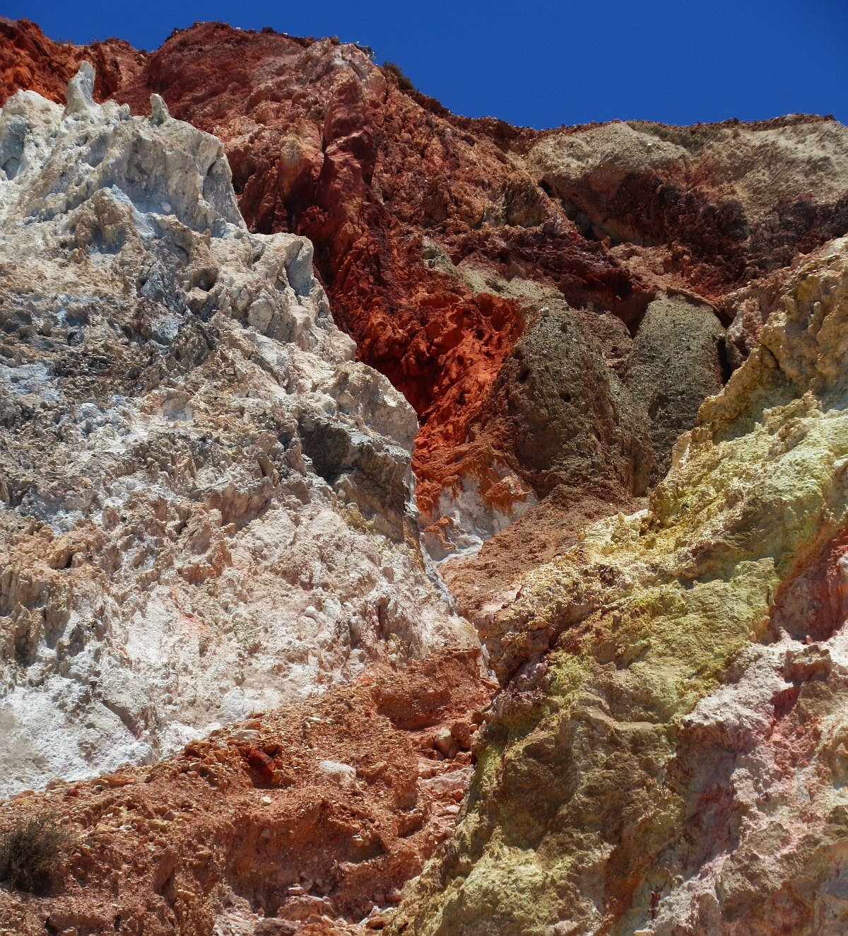 Apropó kristály, Agiosz Ioanniszban, az azonos nevű kolostor alatti strandon az egyik irányban öklömnyi kvarckristályok csillognak szerteszét az egész szigetre jellemző sárga-vörös-fehér partfalakon. 