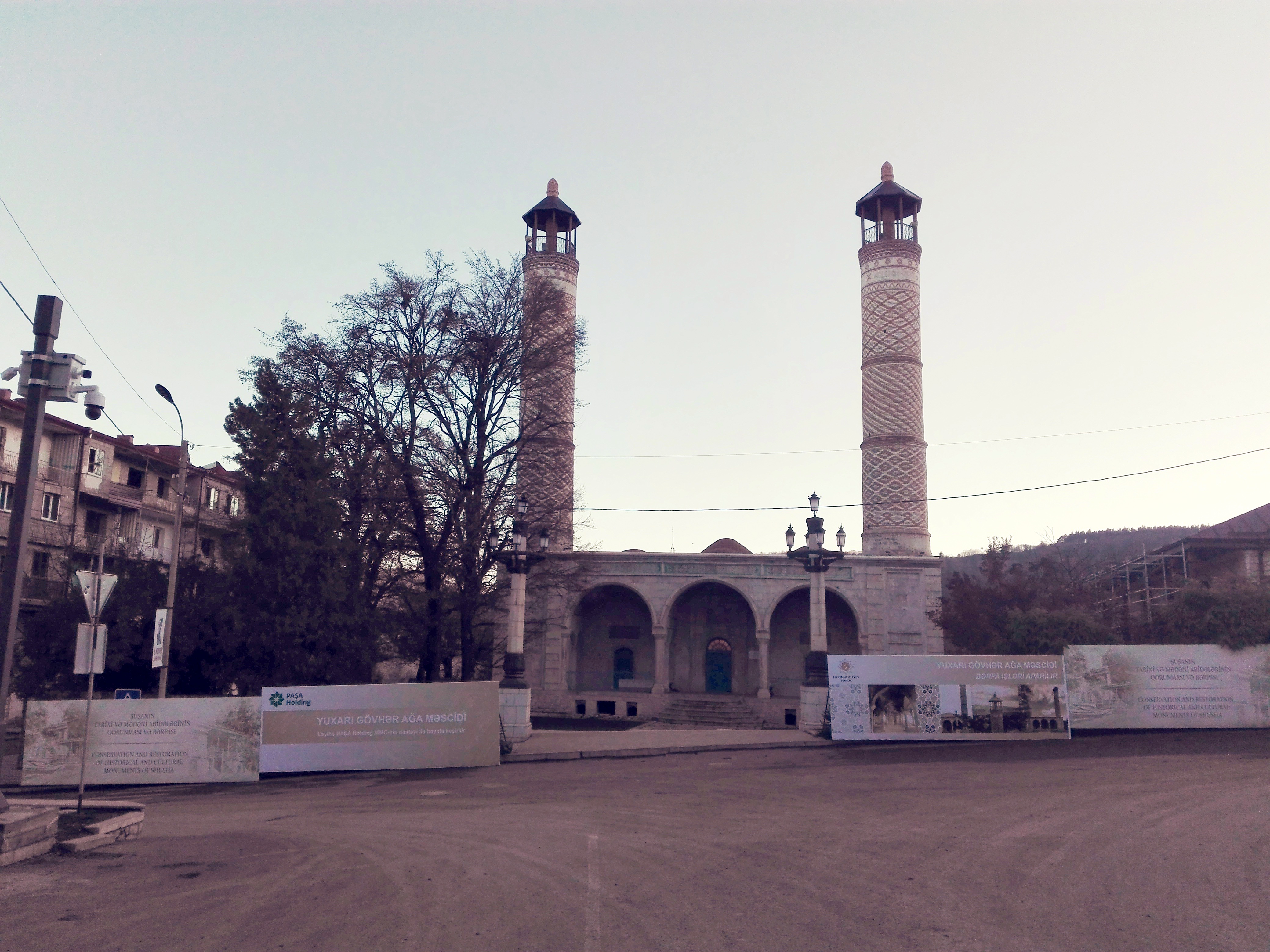 A Yukarı Gövher Ağa mecset. Jelenleg ezenkívül egy másikat újítanak fel, illetve egy örmény templomot.