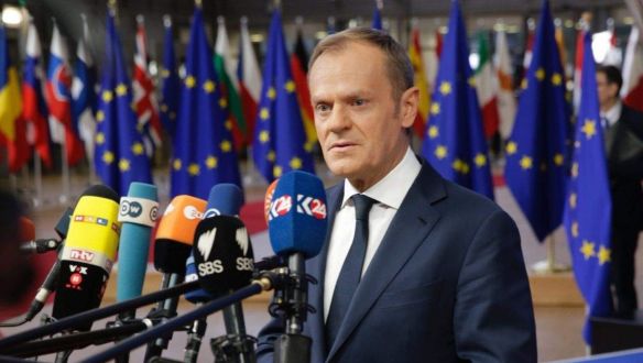 Tusk kirekesztette Orbánt és a Fideszt a kereszténydemokraták köréből