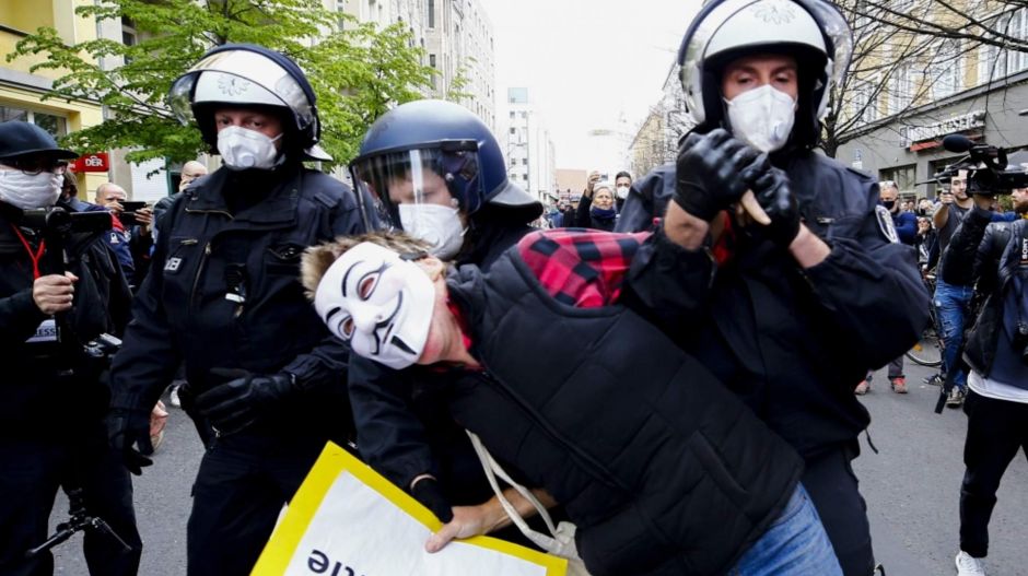 Drezdában a rendőröket, Stuttgartban a médiát is megtámadták a lezárások ellen tüntetők