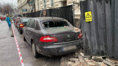 Legalább 10 parkoló autó rongálódott meg a Radetzky-laktanya bontásakor 