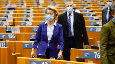 Az Európai Bizottság azzal fenyegetőzik, hogy korlátozni fogja a koronavírus elleni vakcinák exportját