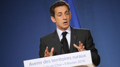 Egy év letöltendő börtönt kapott Nicolas Sarkozy volt francia elnök