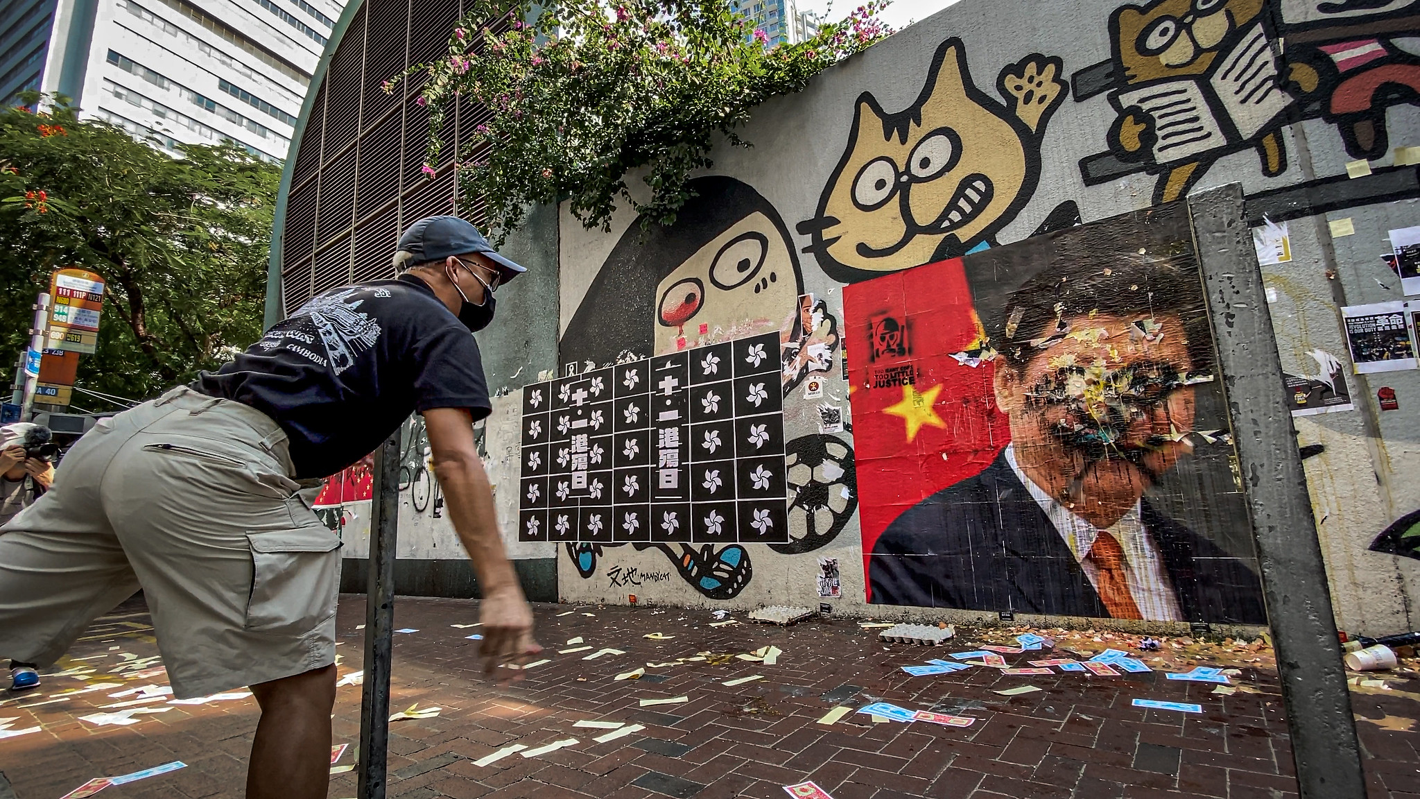 Tüntető tojással dobálja meg a kínai elnök képét - rég odalett a bizalom. 