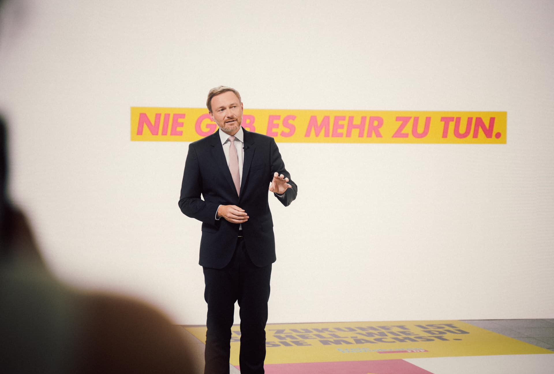 Christian Lindner liberális pártja lehet a királycsináló. Az FDP ezúttal tényleg kormányzásra készül, ezt mutatja jelszava is: Soha nem volt ennyi tennivaló.