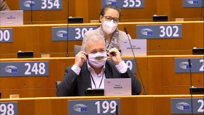 Sérelmezi egy bajor EP-képviselő, hogy a járvány miatt nem kap sofőrt, ezért tömegközlekednie kell