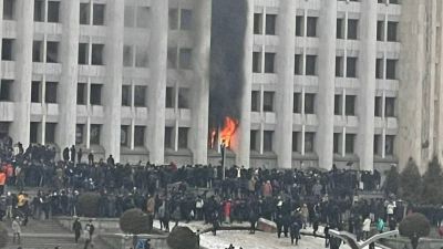 Épületeket rohannak meg Kazahsztánban a tüntetők