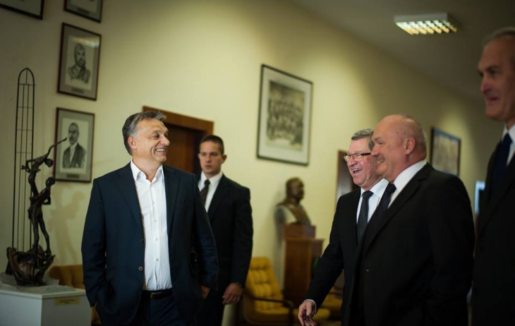 Orbán Viktor összenevet egykori hadügyminiszterével, Hende Csabával.
