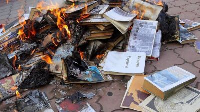 Ukrán történelemkönyveket égetnek az oroszok a „nácitlanítás” jegyében