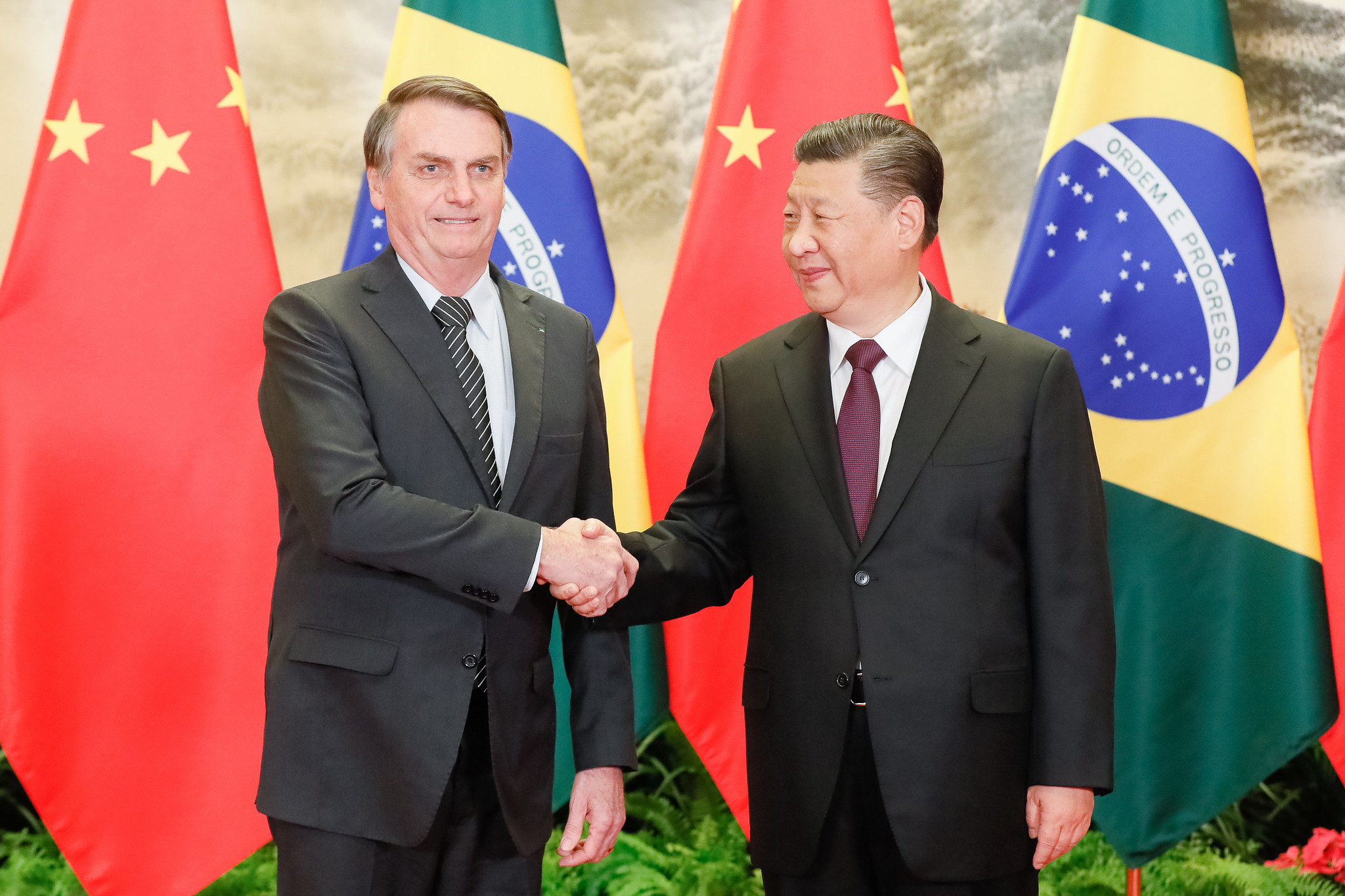 Jair Bolsonaro brazil elnök és Hszi Csin-ping, Kína elnöke találkozik még 2019 novemberében. Bolsonaro az utóbbi időben visszavett Kína-ellenes kommunikációjából.
