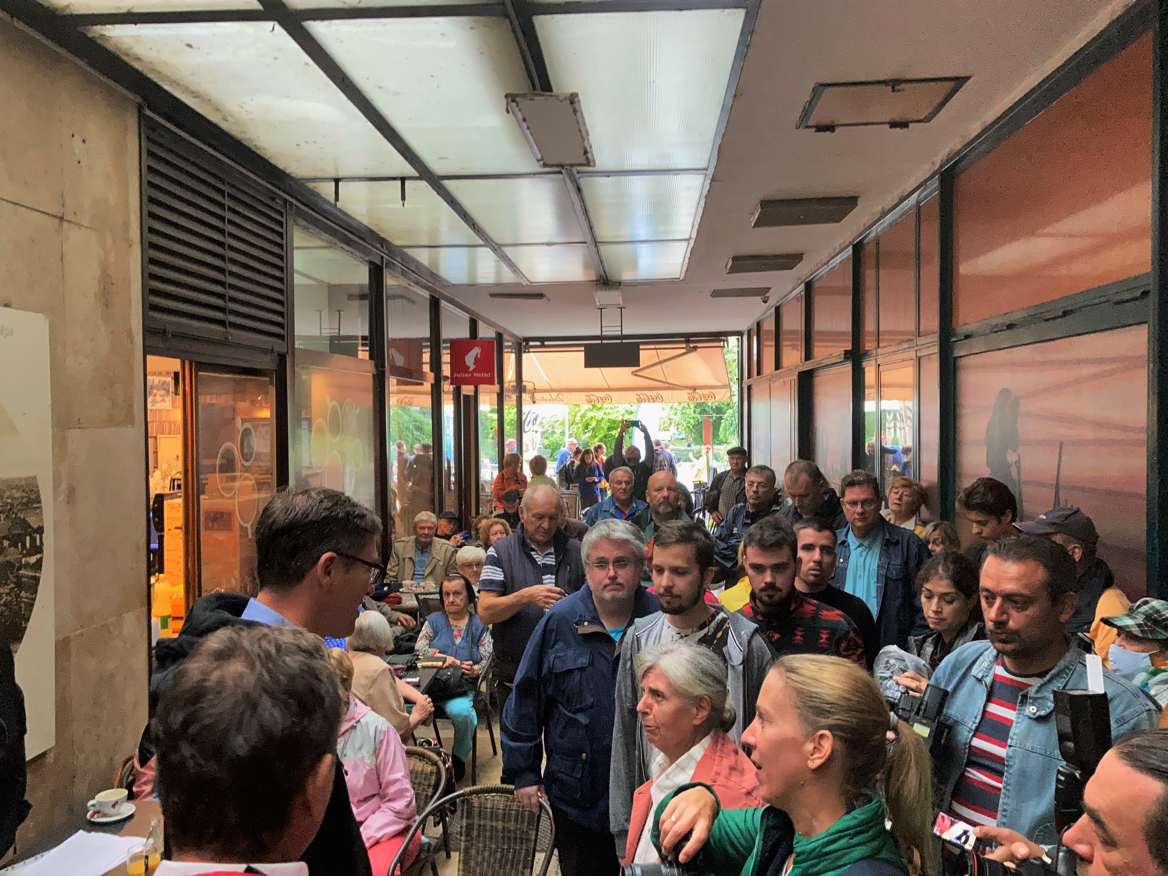 Körülbelül egy jó 70-100 ember gyűlt össze a rossz idő ellenére. Az eső miatt a Kossuth tér helyett egy kávézó mellett tartották az eseményt.
