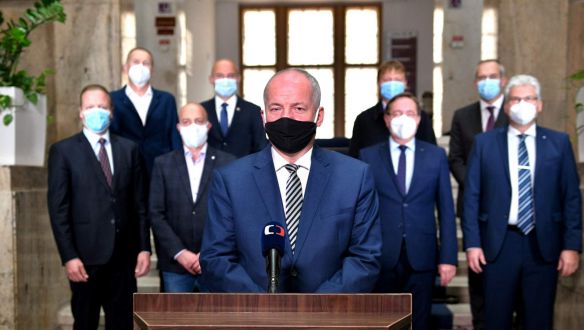 Lezáratta Csehországot, majd maszk nélkül ment titokban étterembe az egészségügyi miniszter
