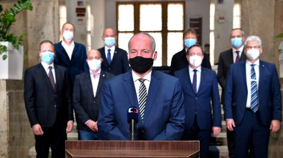 Lezáratta Csehországot, majd maszk nélkül ment titokban étterembe az egészségügyi miniszter