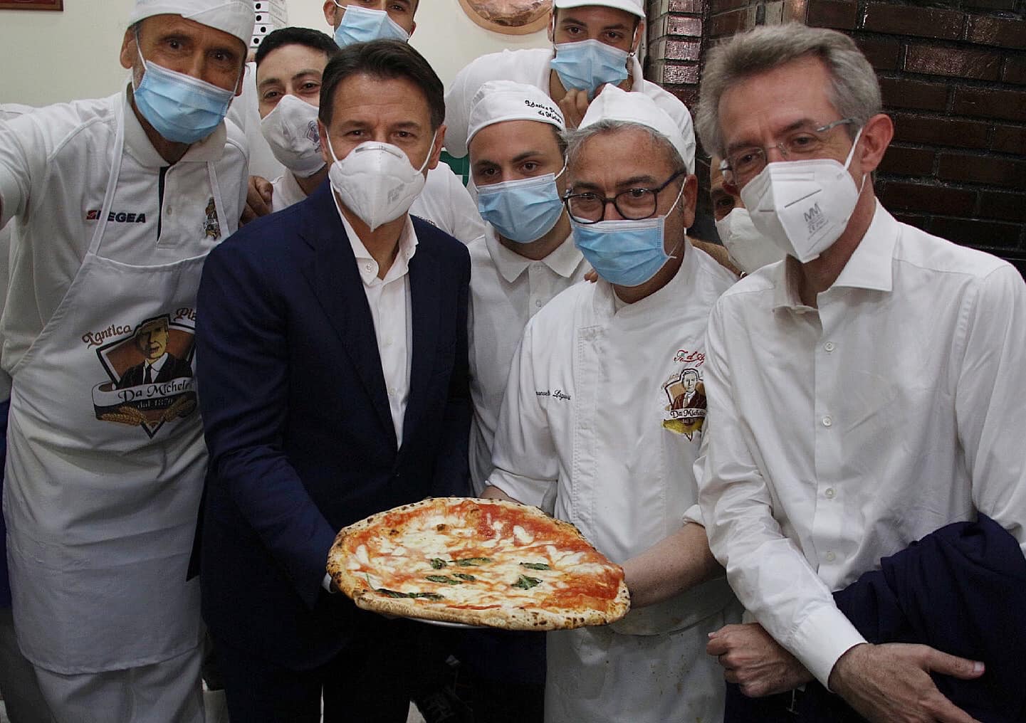 Giuseppe Conte nápolyi pizzaiolók gyűrűjében.