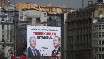 Erdoğan az elvesztett Isztambulban is győztes plakátokat tett ki