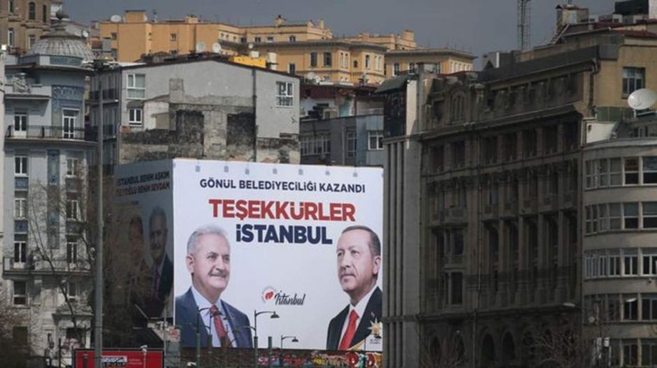 Erdoğan az elvesztett Isztambulban is győztes plakátokat tett ki