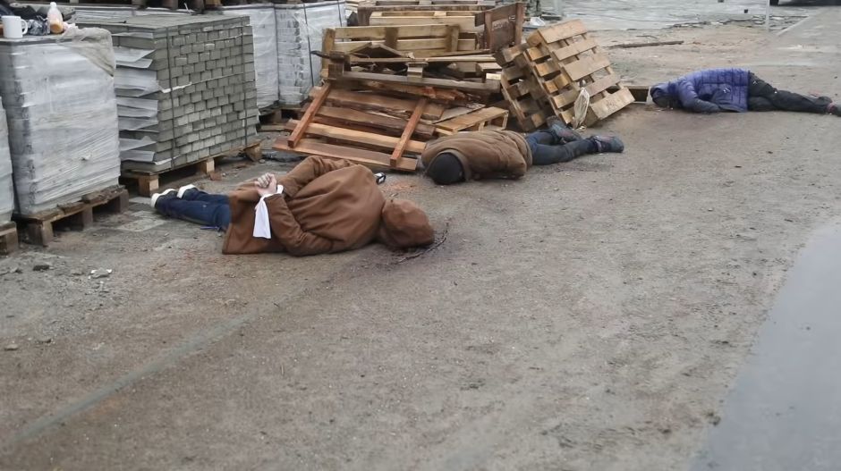 Közel 1300 civil holtesttét találták már meg a kijevi térségben