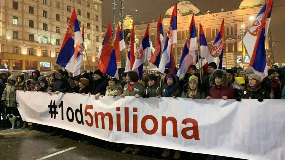 Azok tüntetnek hetek óta a szerb elnök ellen, akik maguk is hasonlítanak rá. Bemutatjuk a szerb ellenzéket!