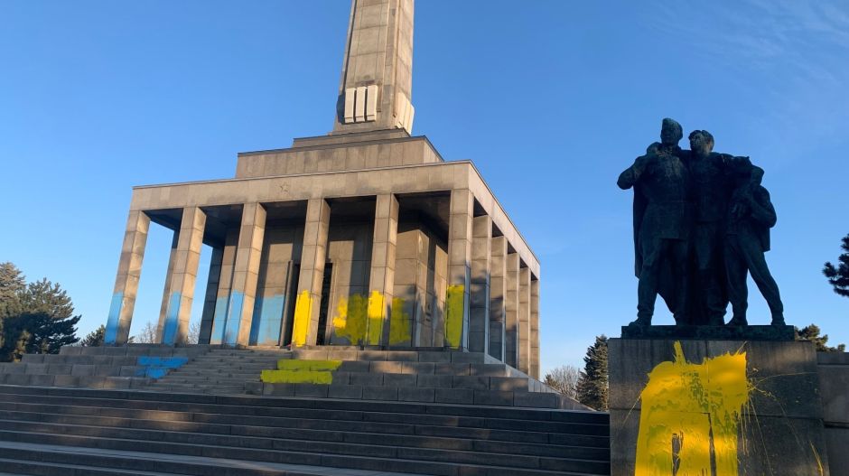 Valakik kék-sárgára mázolták a Pozsony feletti szovjet katonai emlékművet