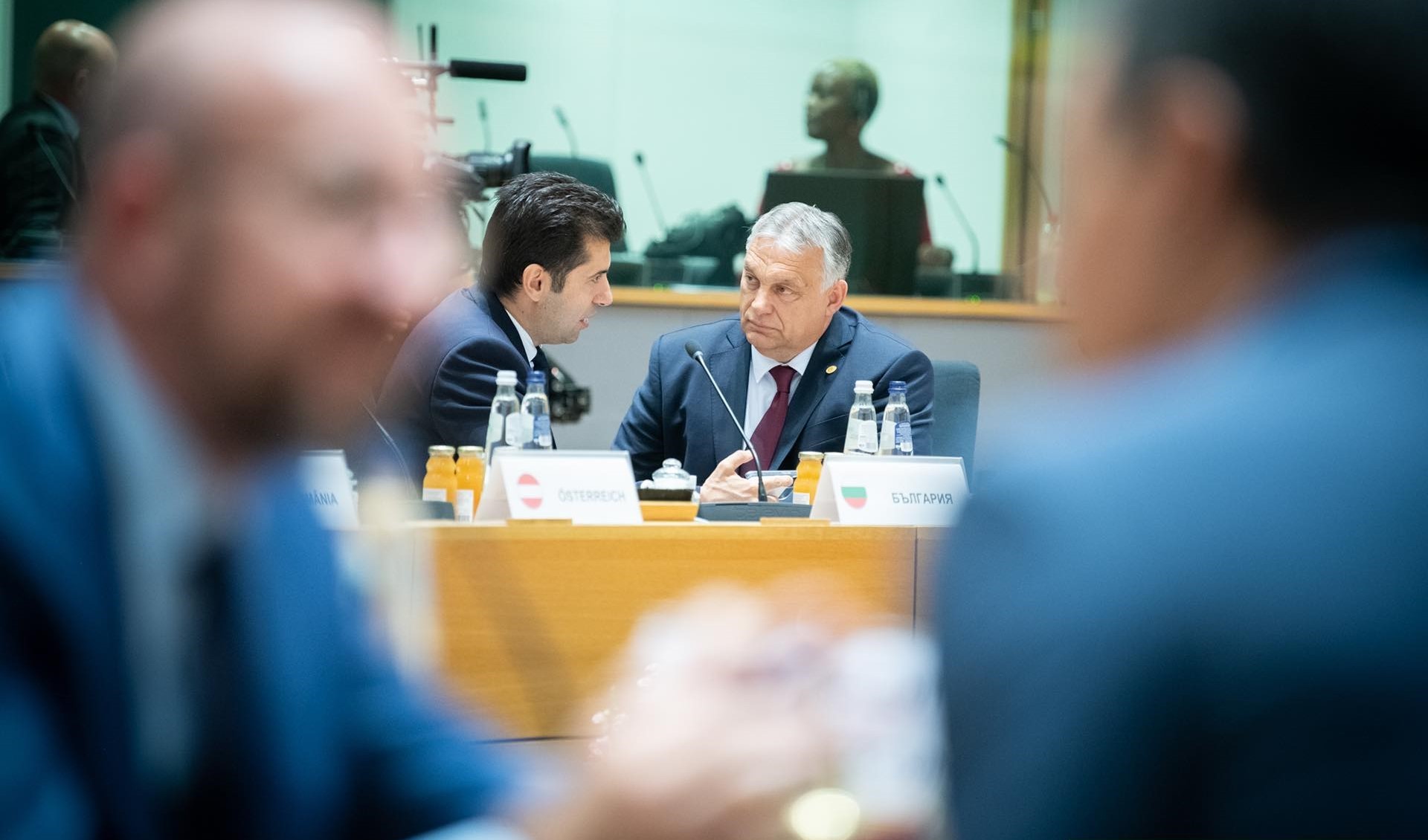 Kiril Petkov Bulgária miniszterelnöke és Orbán Viktor magyar kormányfő a Nyugat-Balkán csúcstalálkozón