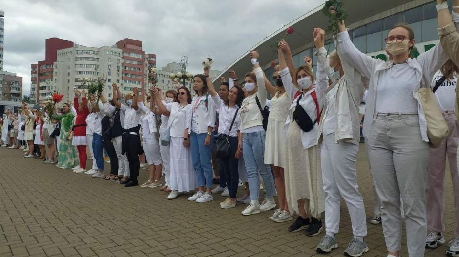 Fehér ruhában, virágokkal özönlik el az utcákat a nők Belaruszban