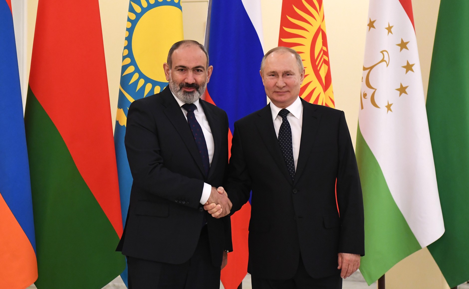Nikol Pashinyan örmény miniszterelnök és Vlagyimir Putyin orosz elnök fog kezet még 2021 decemberében.