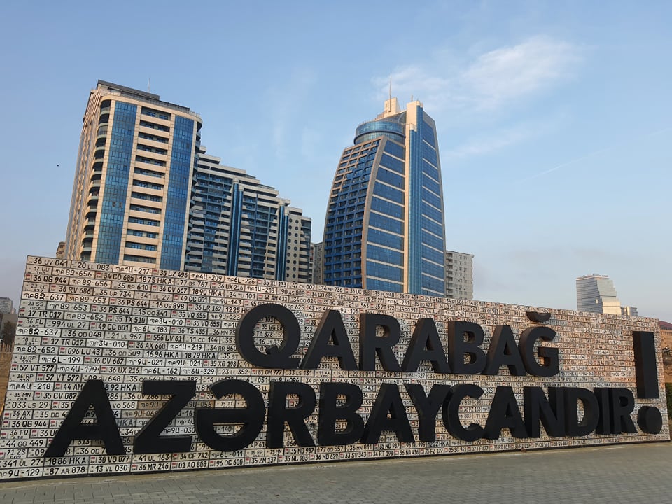 Az elmenekült örmények autóinak rendszámtábláiból emelt fal, rajta a szöveg, hogy Karabah Azerbajdzsáné.