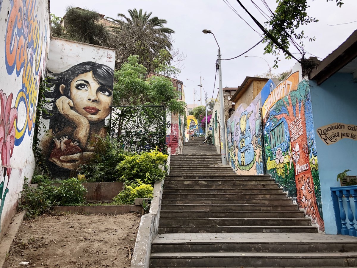 Lima különleges város, pontosabban városok együttese. A lepusztult és bűnügyi statisztikákban vezető, kikötőjéről és street art remekeiről híres Callao ugyanúgy a perui főváros, mint a már-már Európát idéző (szívem csücske) Miraflores, vagy a még trendibb, modern művészeti és fotómúzeumairól, kiállításairól nevezetes, bohém Barranco (amely egyébként Mirafloresszel határos, és ahol ilyen remek utcákon sétálhatunk).