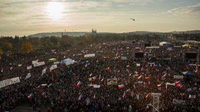 Legalább kétszázezren tüntettek Babiš ellen a bársonyos forradalom évfordulója előtt