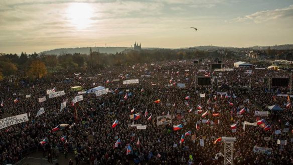 Legalább kétszázezren tüntettek Babiš ellen a bársonyos forradalom évfordulója előtt