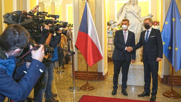 Közösen biztat az oltásra a leköszönő és az új cseh miniszterelnök, de a kötelező oltásról mást gondolnak