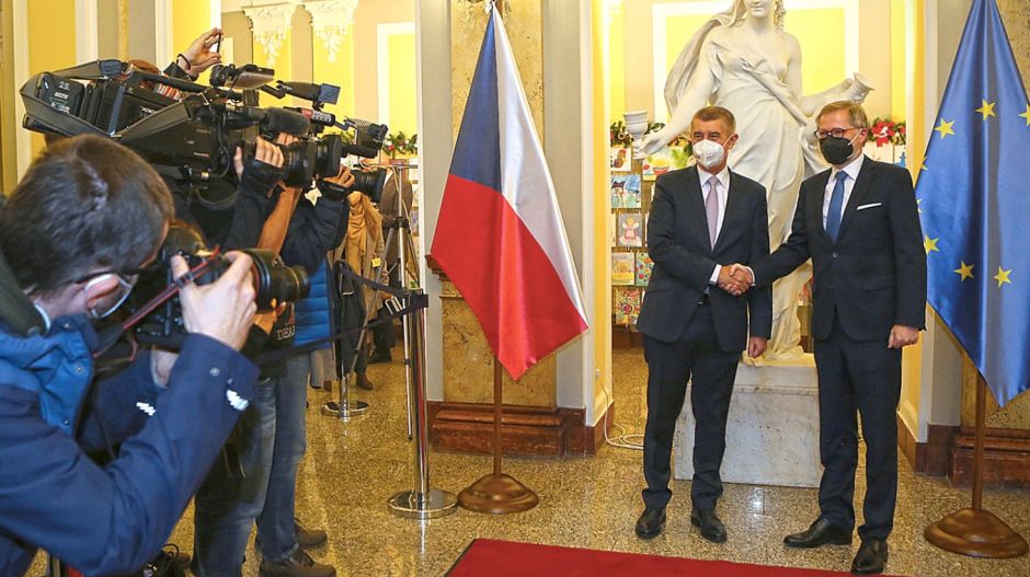 Közösen biztat az oltásra a leköszönő és az új cseh miniszterelnök, de a kötelező oltásról mást gondolnak